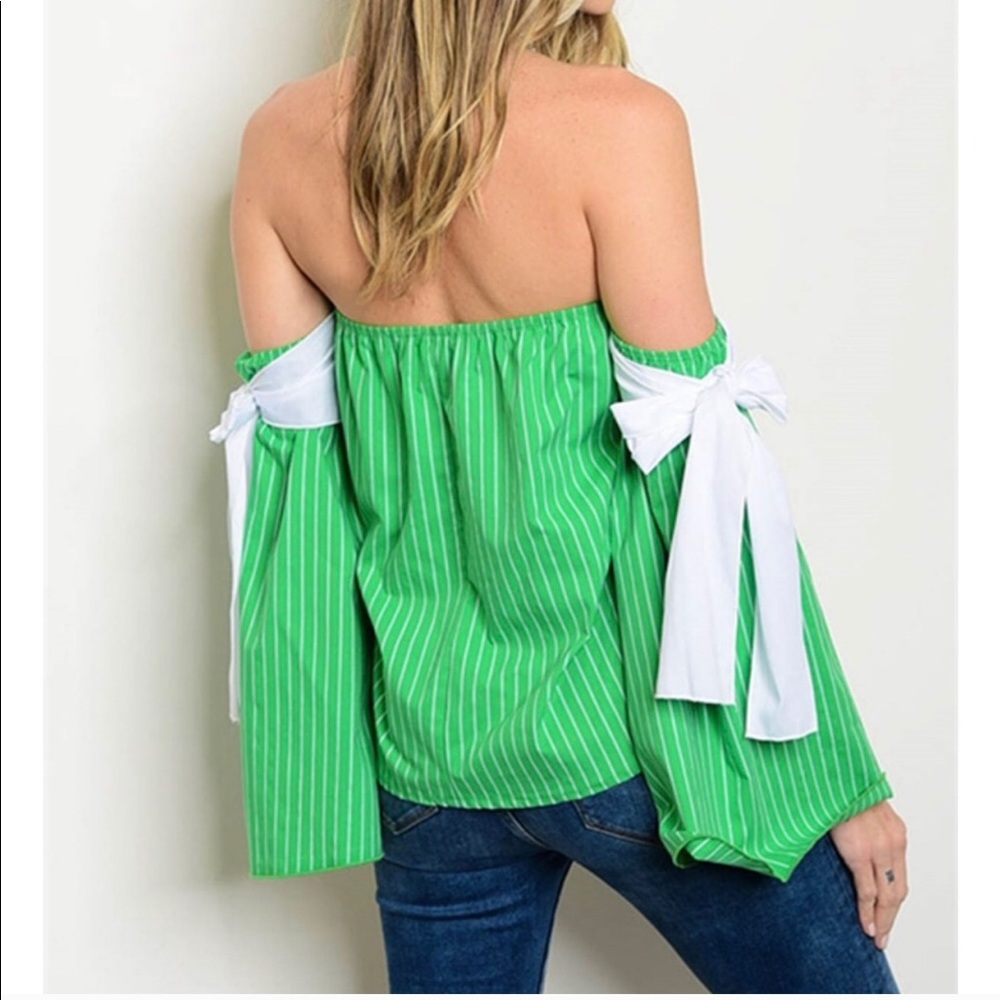 Woman’s off the shoulders Long sleeves top
